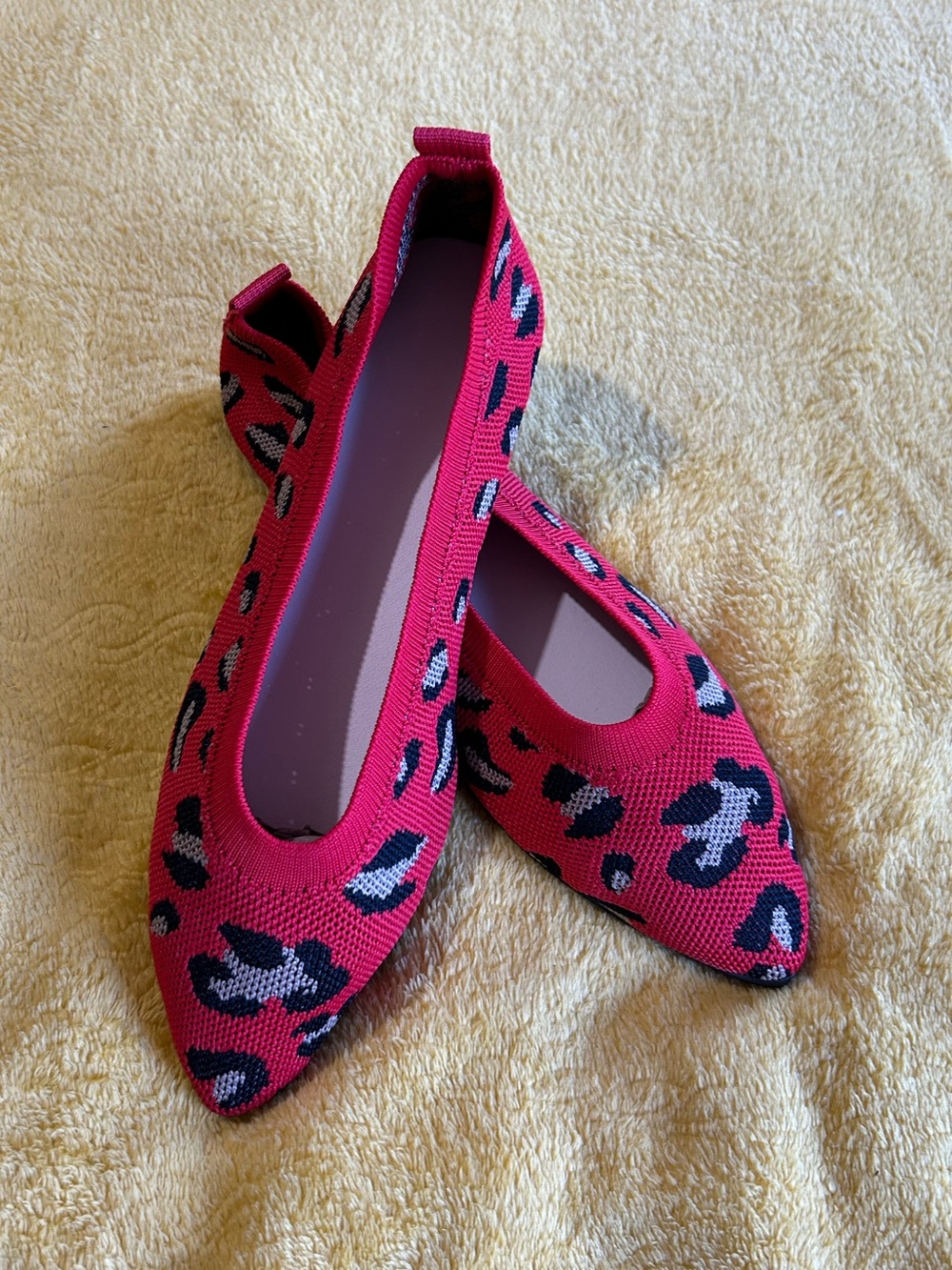 Women’s Pointed Toe Knit Ballet Flats in Red Leopard